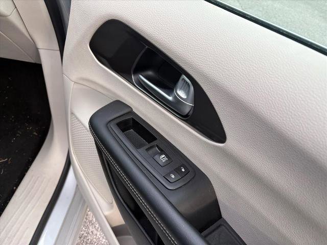 Used 2024 Chrysler Pacifica Touring-L image 29