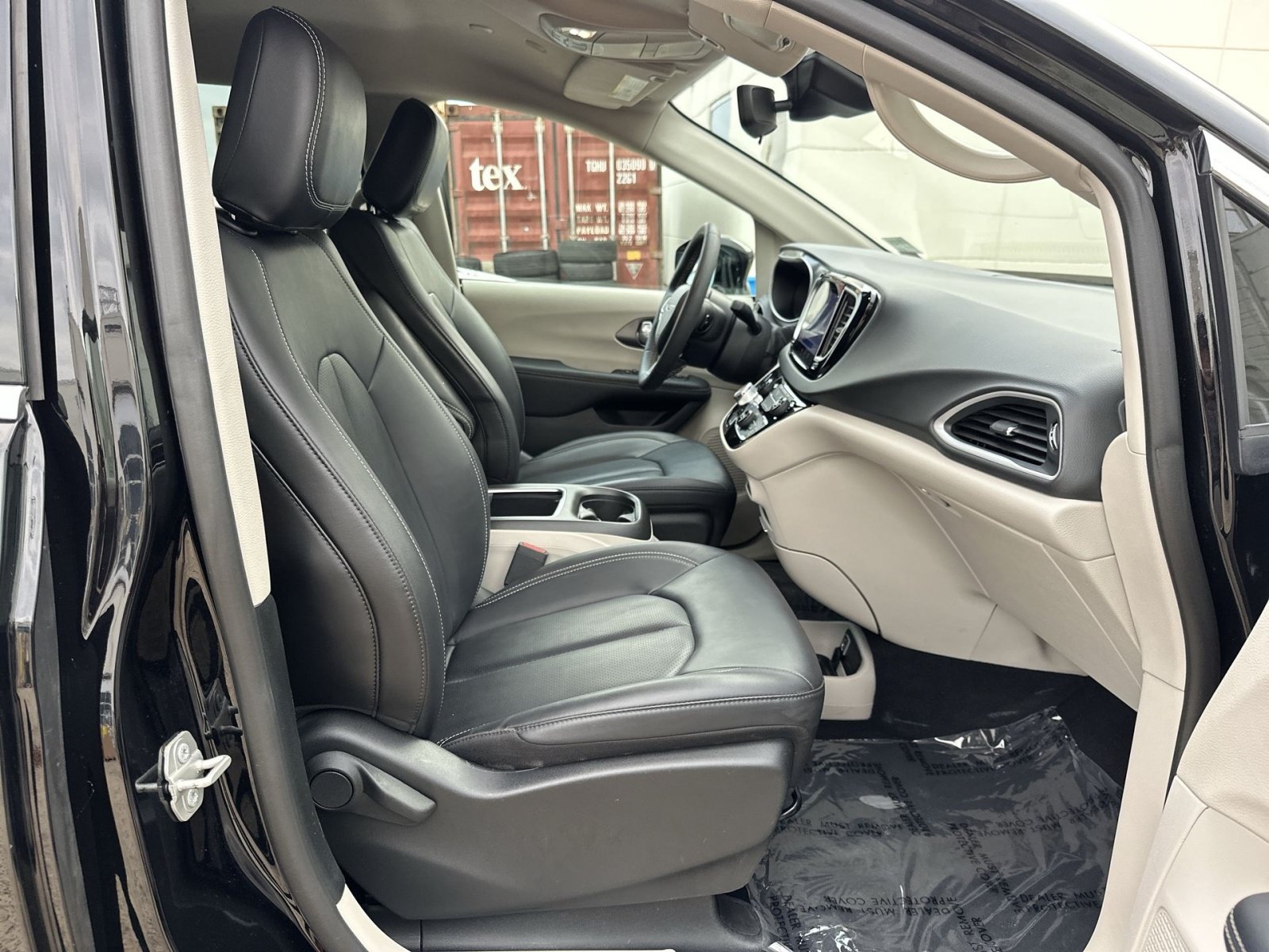 Used 2024 Chrysler Pacifica Touring-L FWD image 28