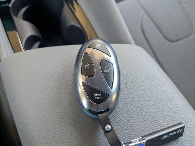 Used 2025 Hyundai Elantra SEL image 29