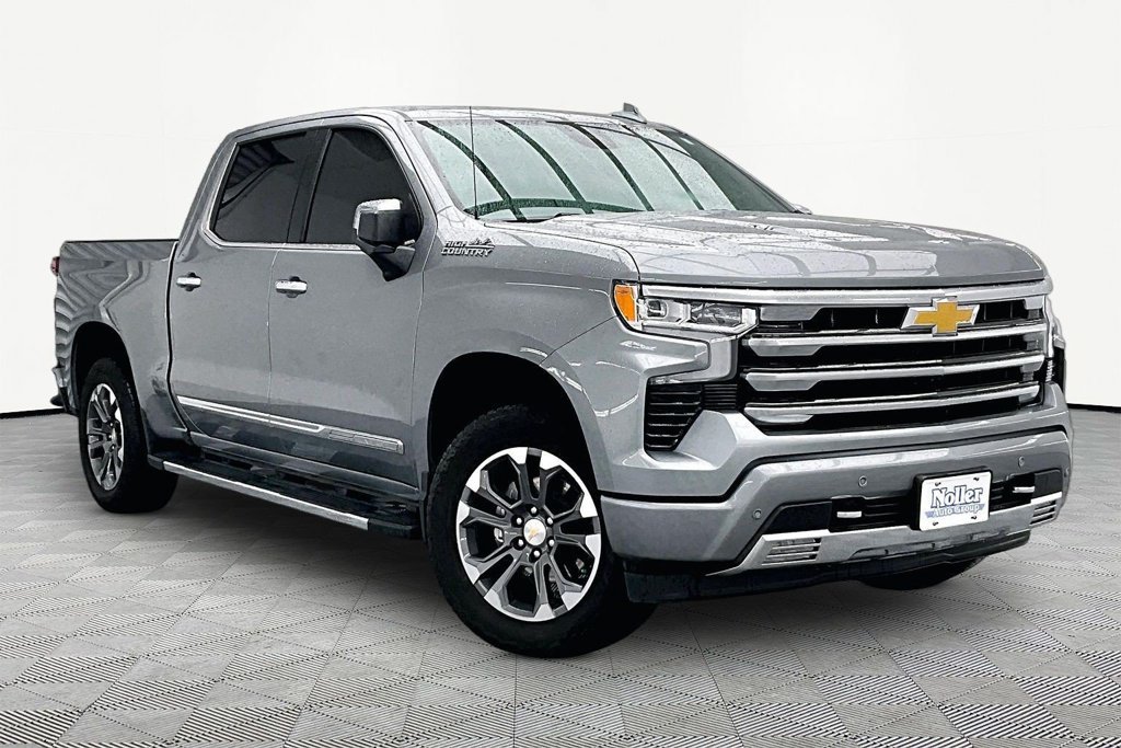 Used 2025 Chevrolet Silverado 1500 High Country w/ Technology Package AWD/4WD image 12