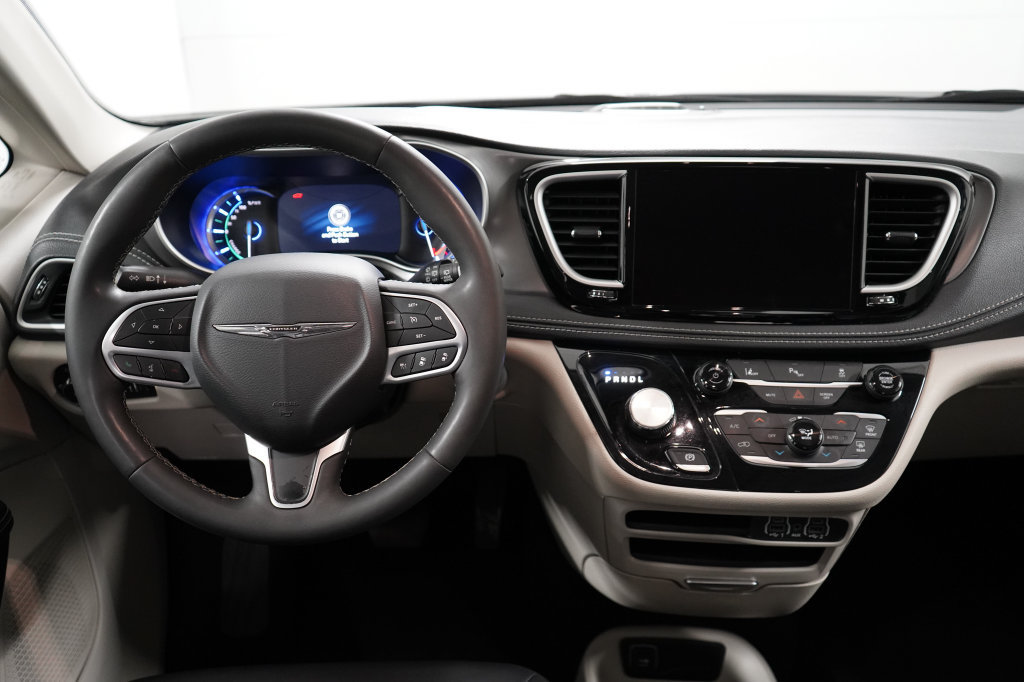 Used 2024 Chrysler Pacifica Limited FWD image 13