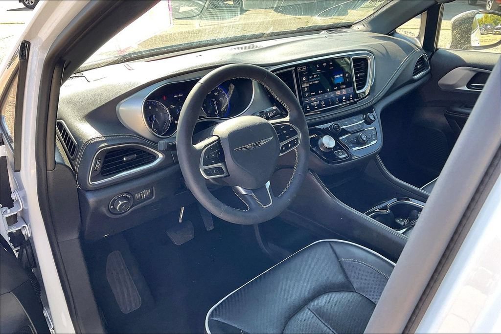 Used 2026 Chrysler Pacifica Limited FWD image 7