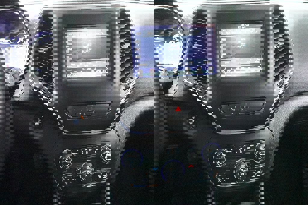 Used 2019 Jeep Cherokee Latitude Plus w/ Cold Weather Group image 17