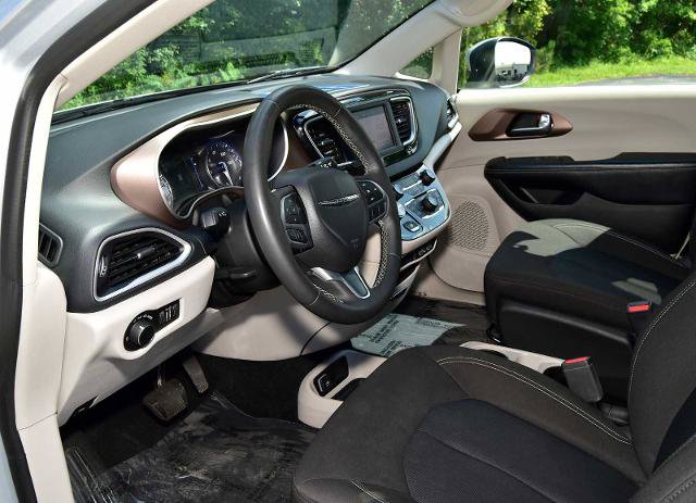 Used 2022 Chrysler Voyager LX FWD image 13