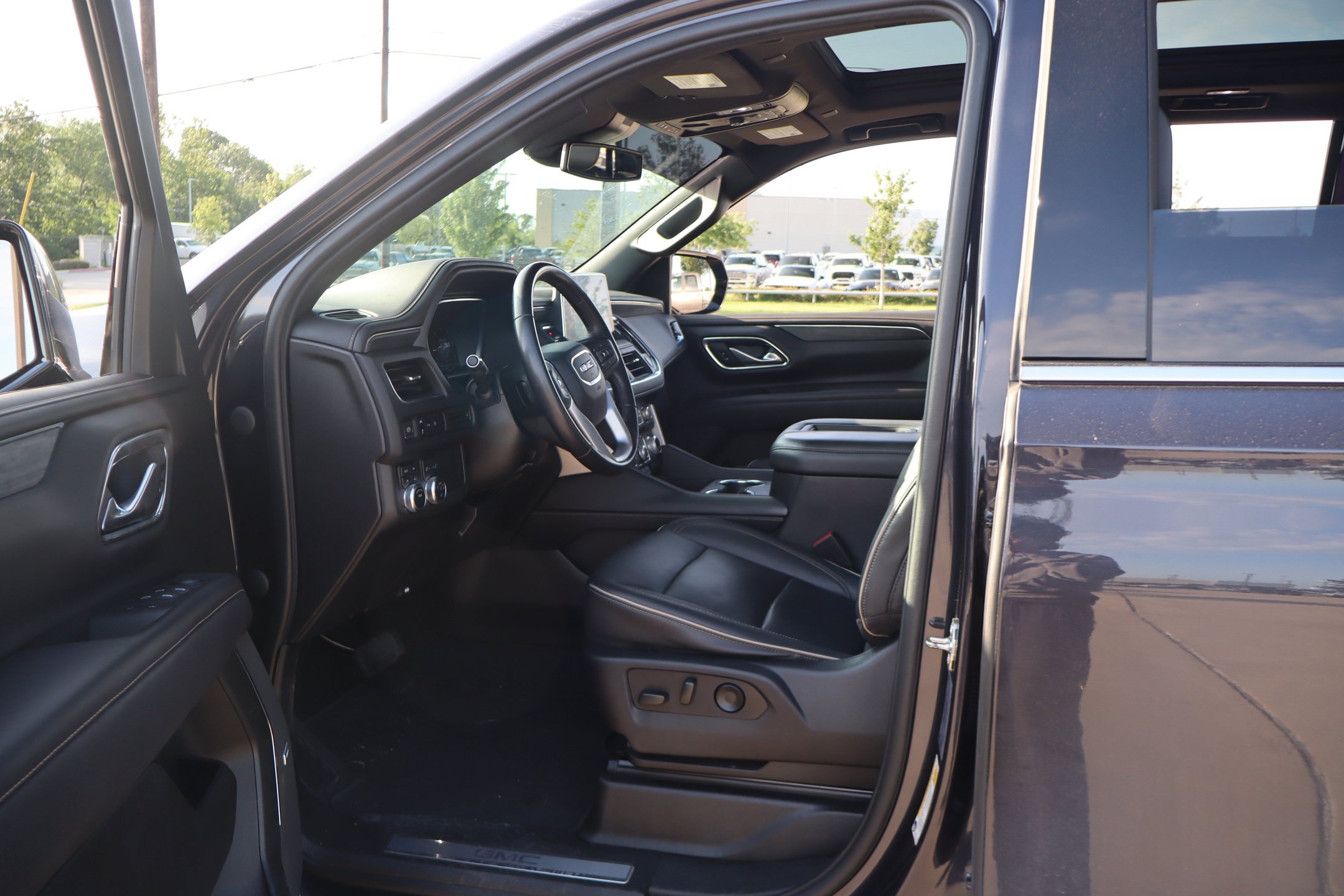 Used 2023 GMC Yukon SLT AWD/4WD image 24