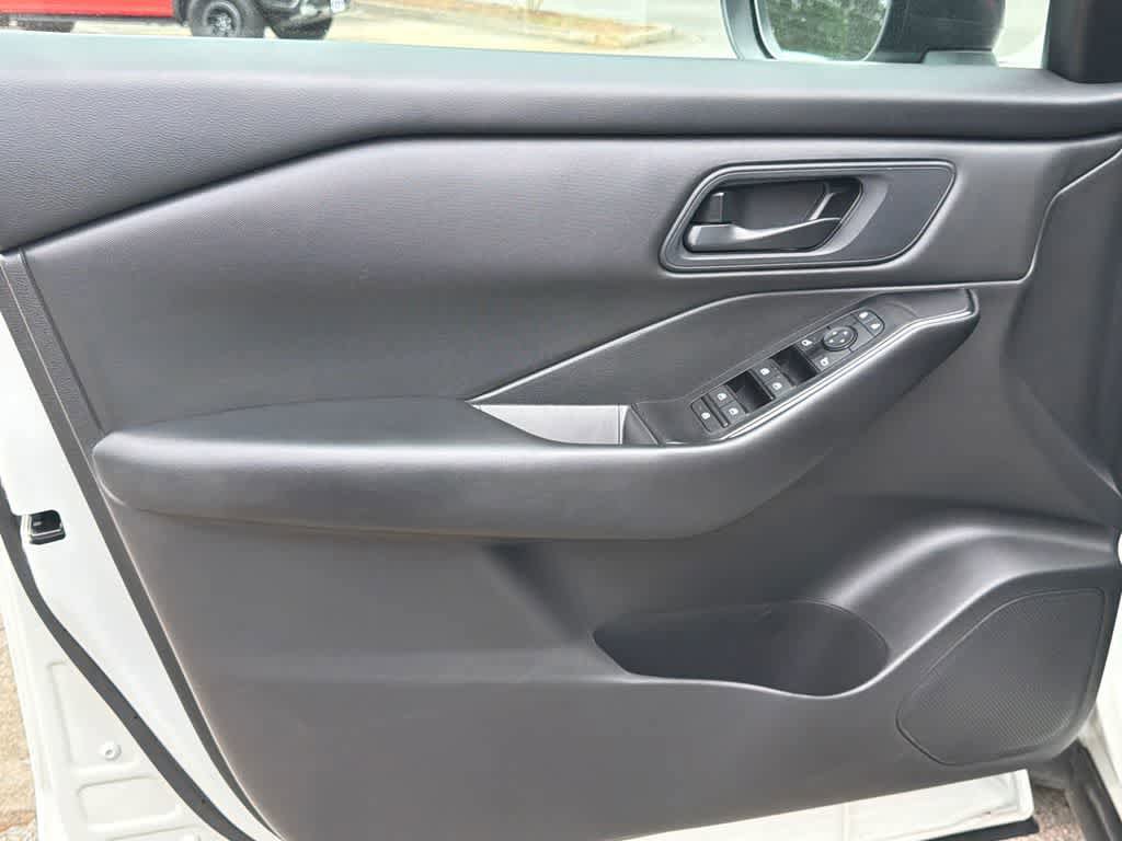 Used 2024 Nissan Rogue S FWD image 11