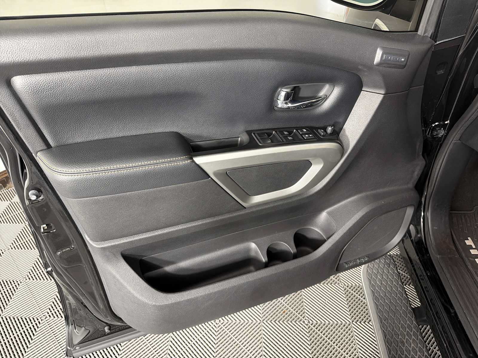 Used 2017 Nissan Titan SL RWD image 9