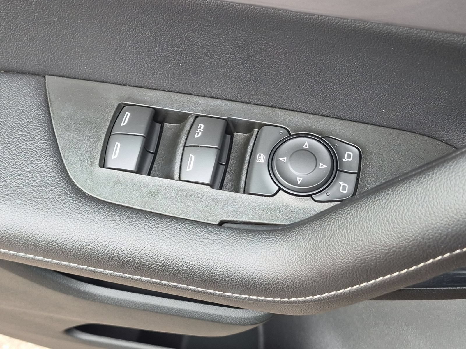 Used 2025 Chevrolet Blazer LT FWD image 15