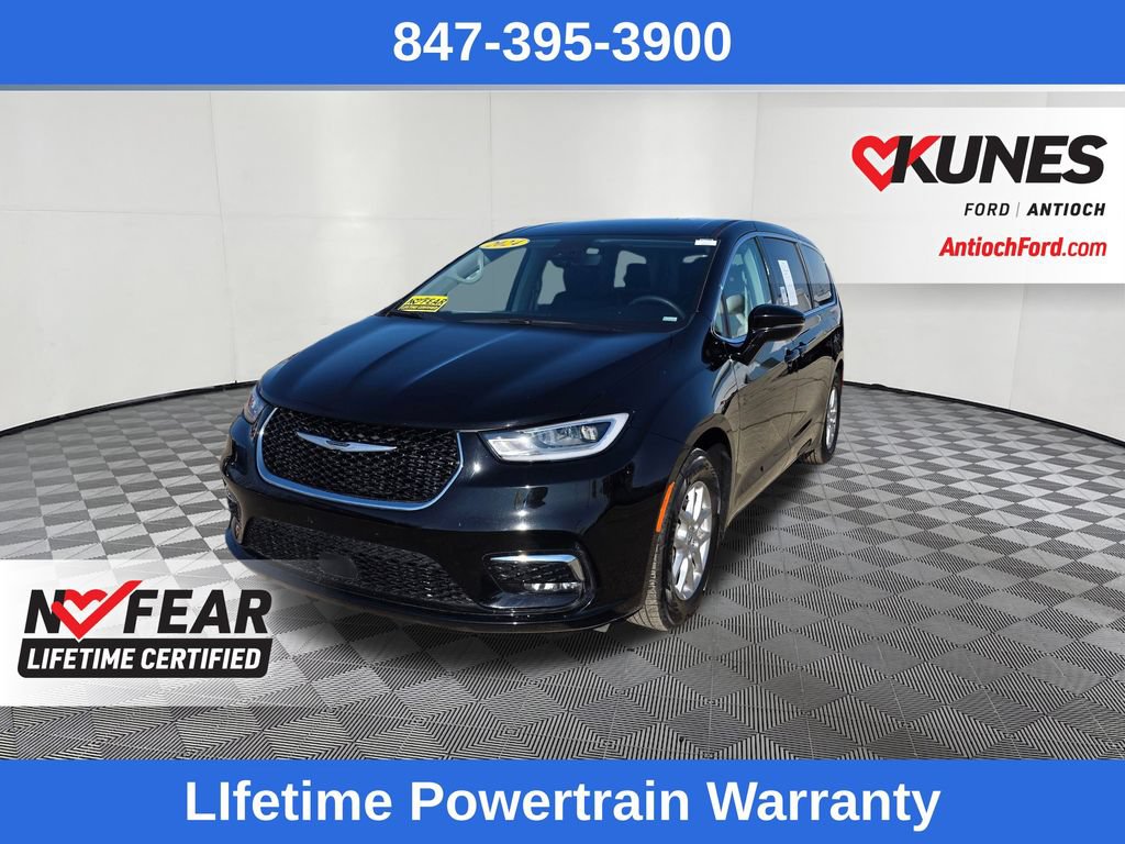 Used 2024 Chrysler Pacifica Touring-L FWD image 3