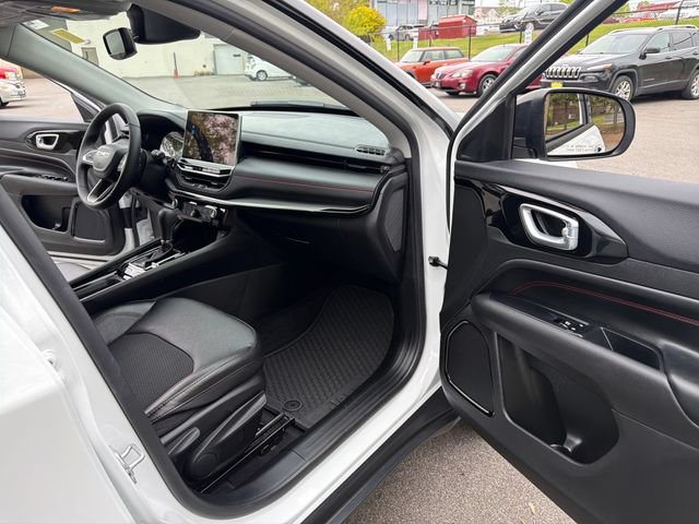 Used 2022 Jeep Compass Trailhawk w/ Trailhawk Convenience Group AWD/4WD image 26