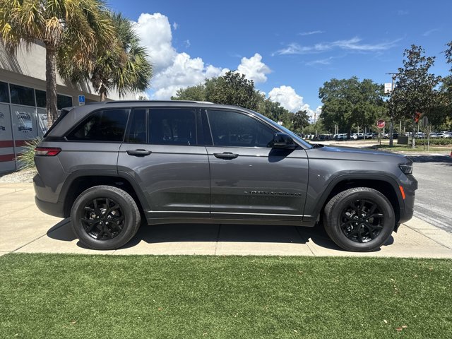 Used 2025 Jeep Grand Cherokee Altitude RWD image 2