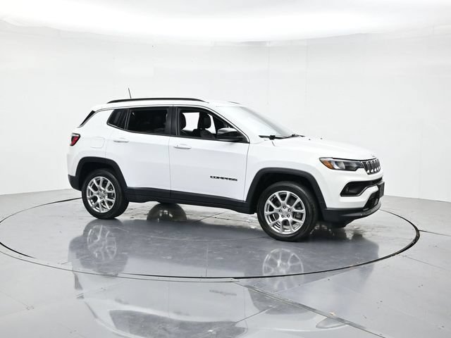Used 2023 Jeep Compass Latitude AWD/4WD image 3