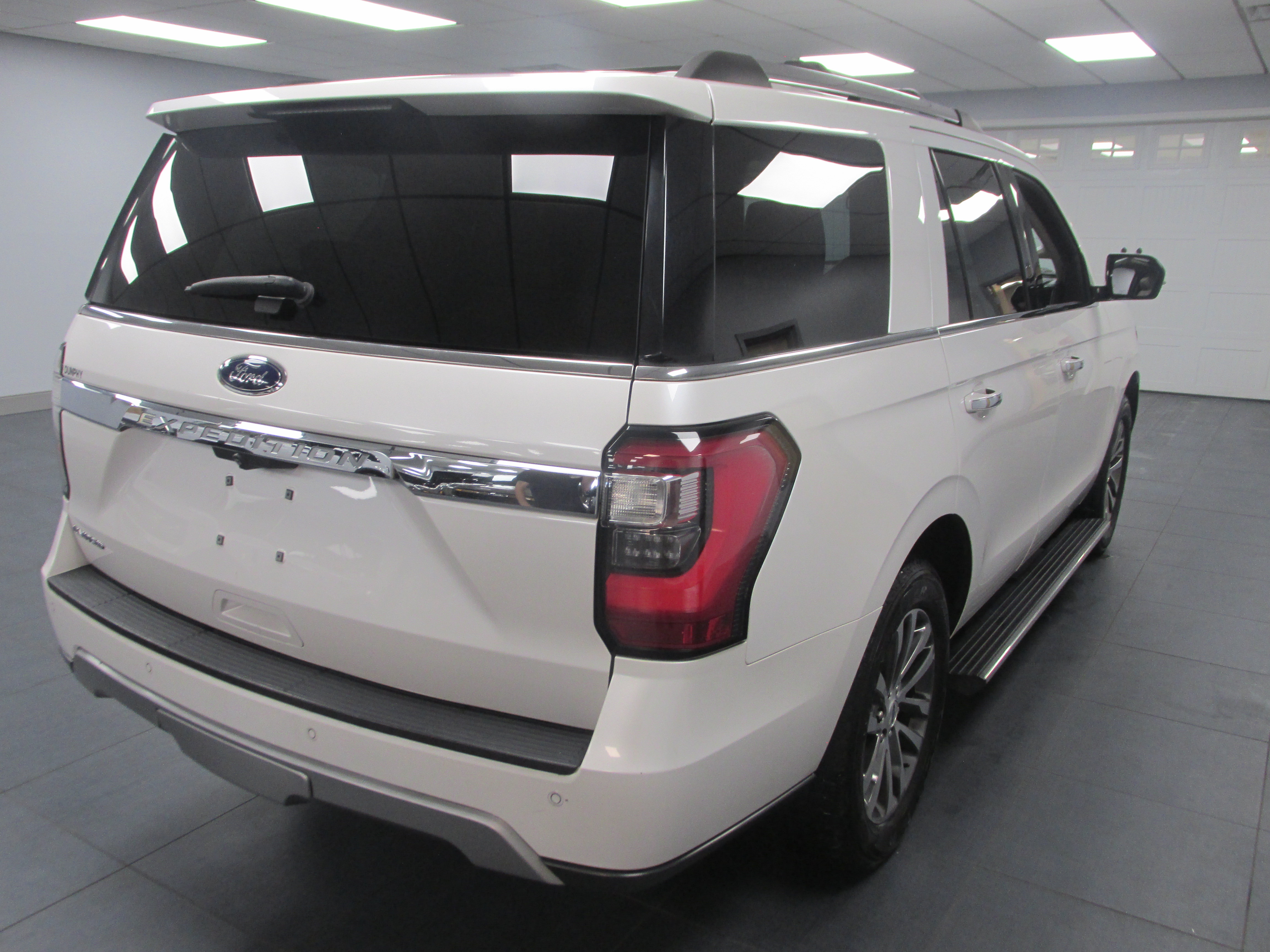 Certified 2018 Ford Expedition Limited w/ Equipment Group 301A AWD/4WD image 5
