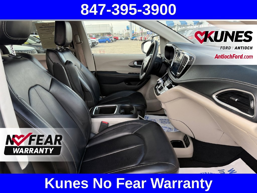 Used 2023 Chrysler Pacifica Touring-L FWD image 44