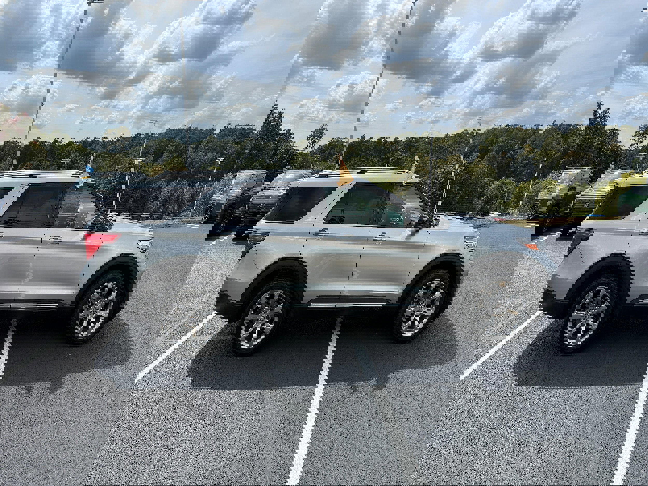 Certified 2020 Ford Explorer Platinum w/ Premium Technology Package image 2