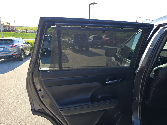 Used 2023 Toyota Highlander XSE FWD image 16