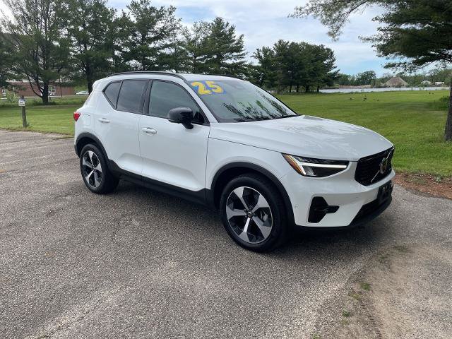 Used 2025 Volvo XC40 B5 Plus AWD/4WD image 13