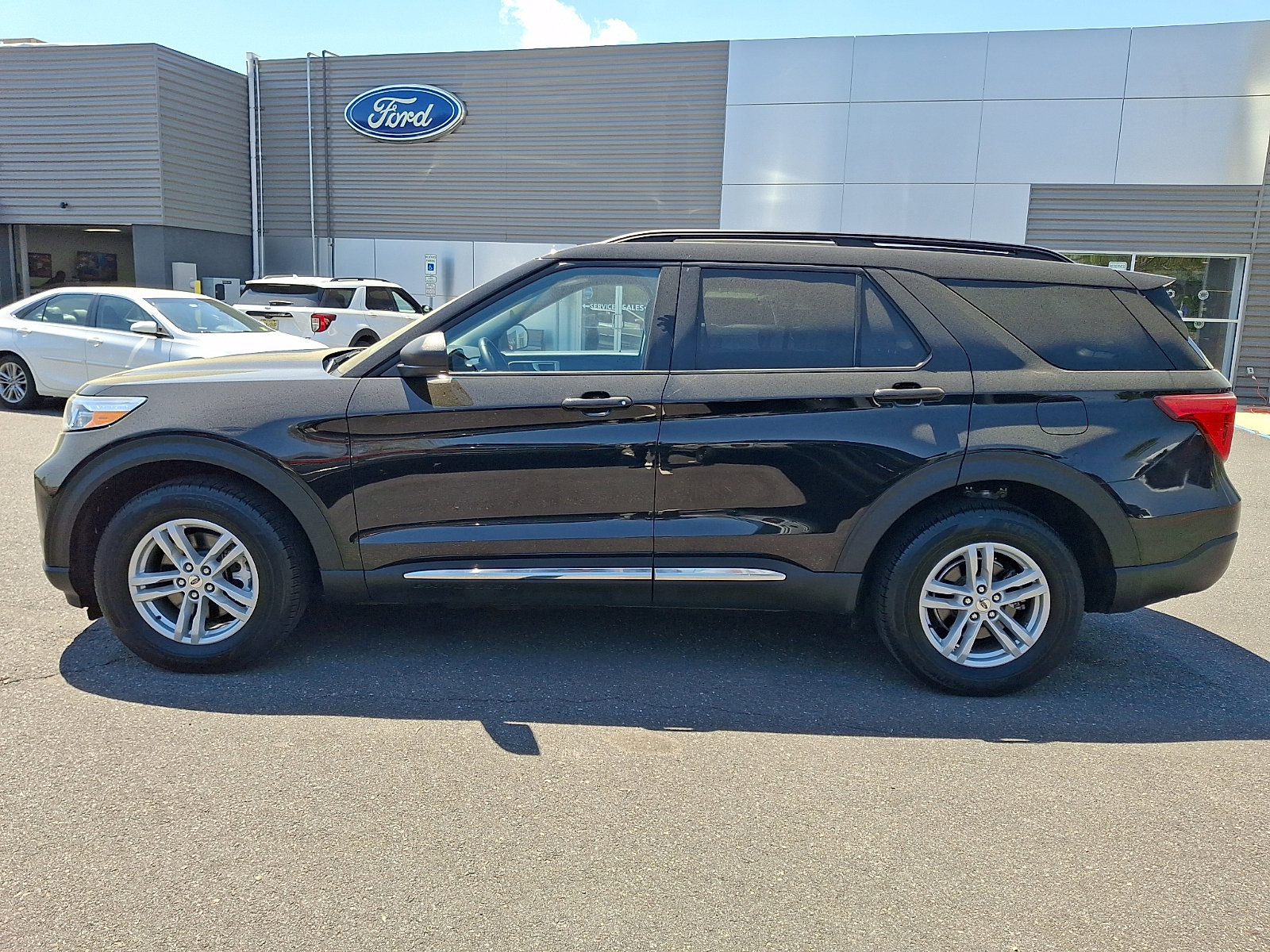 Certified 2024 Ford Explorer XLT w/ Equipment Group 202A AWD/4WD image 6