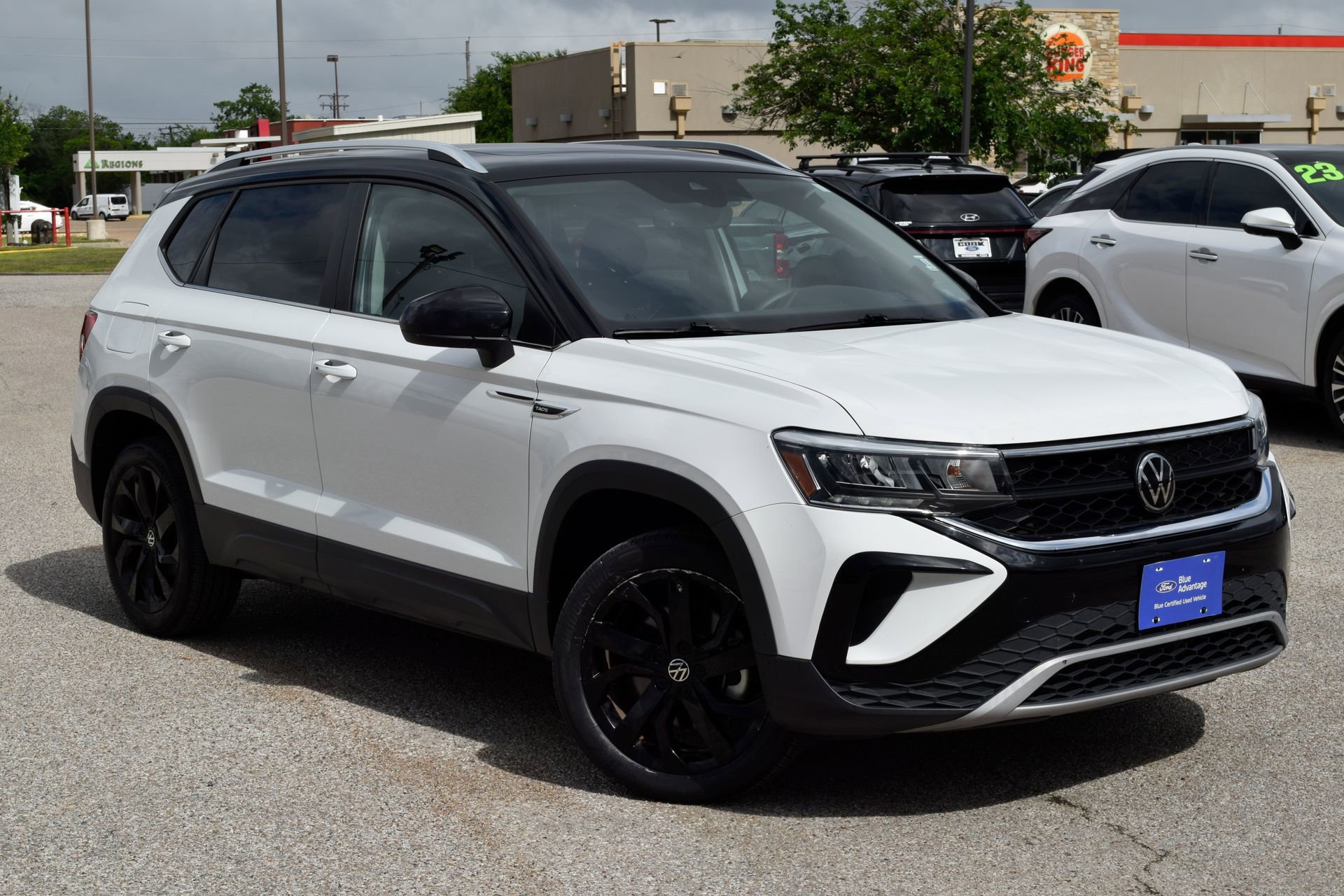 Used 2024 Volkswagen Taos SE w/ Panoramic Sunroof Package FWD image 3