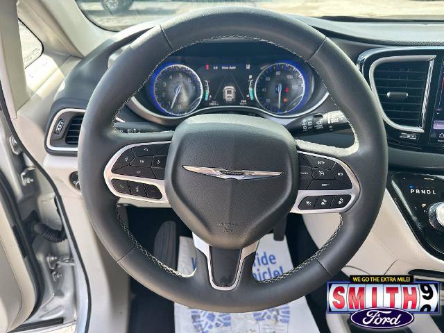 Used 2024 Chrysler Pacifica Touring-L FWD image 18