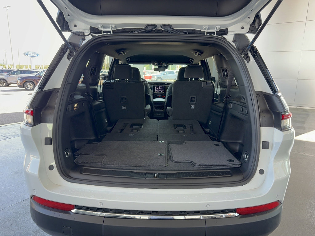 Used 2025 Jeep Grand Cherokee L Laredo image 8