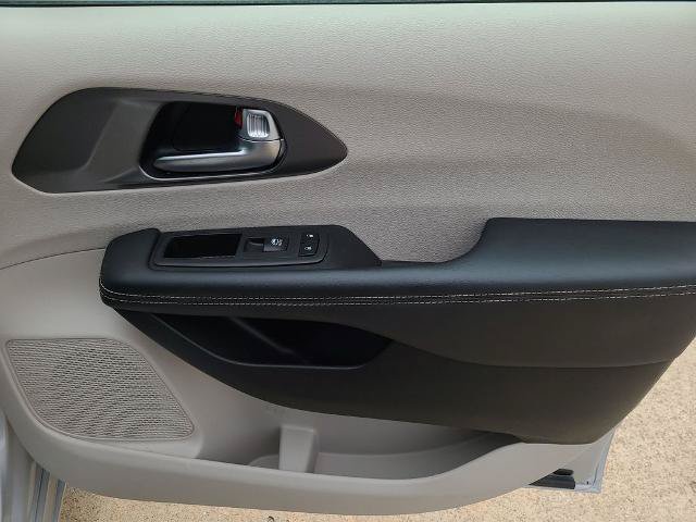 Used 2023 Chrysler Pacifica Touring-L FWD image 8