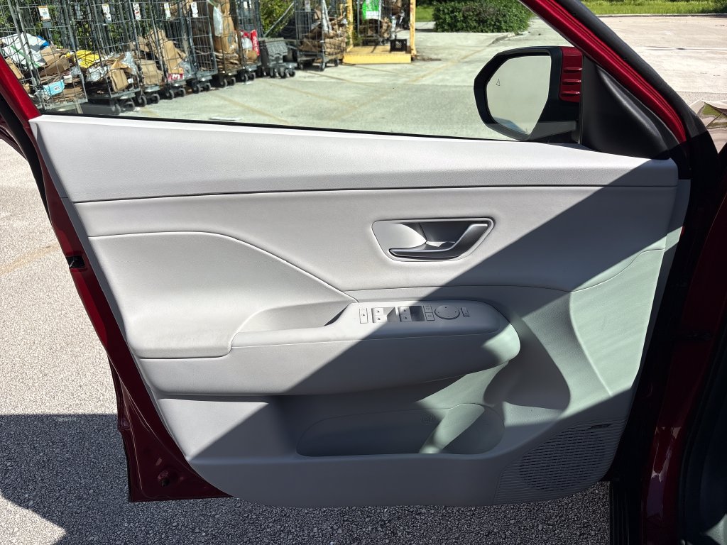 Used 2025 Hyundai Kona Limited FWD image 28