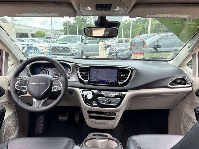 Used 2024 Chrysler Pacifica Touring-L FWD image 8