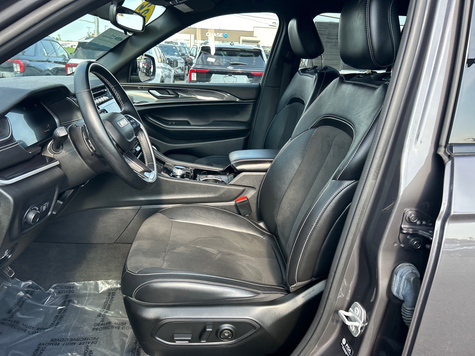 Used 2022 Jeep Grand Cherokee Altitude AWD/4WD image 6