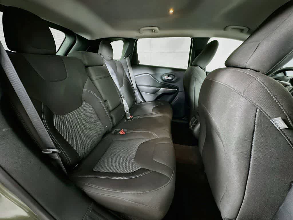 Used 2019 Jeep Cherokee Latitude w/ Popular Appearance Group FWD image 29
