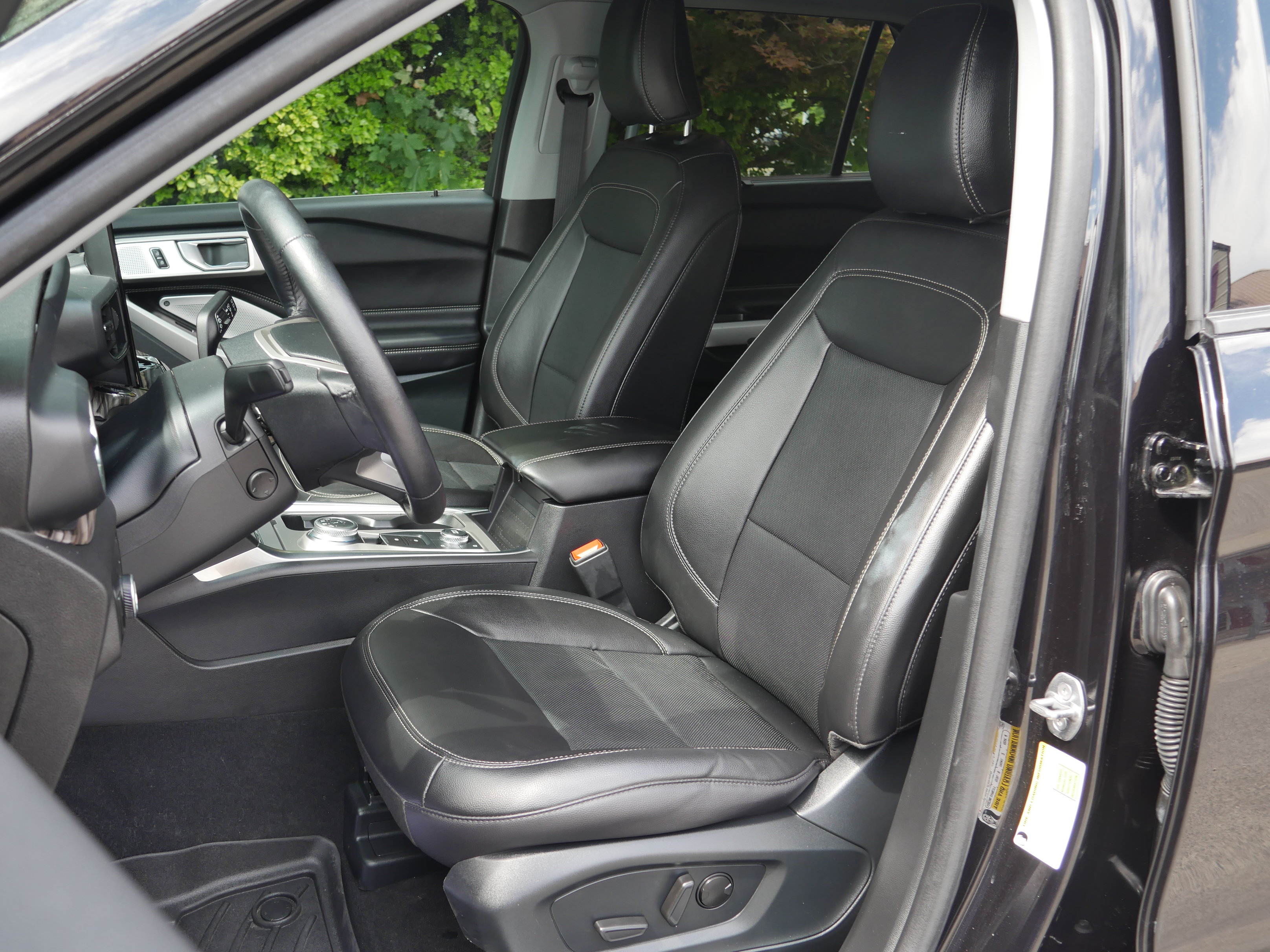 Certified 2024 Ford Explorer Limited w/ Limited Technology Package AWD/4WD image 34