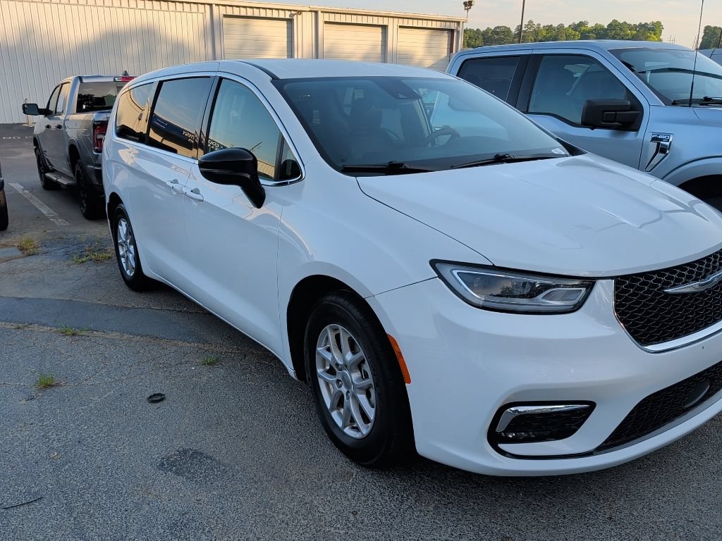 Used 2024 Chrysler Pacifica Touring-L FWD image 3