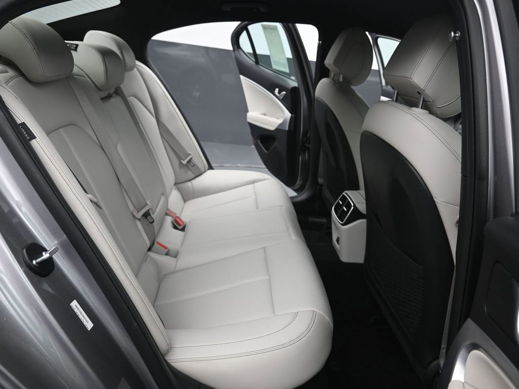 Used 2025 Genesis G70 2.5T image 17