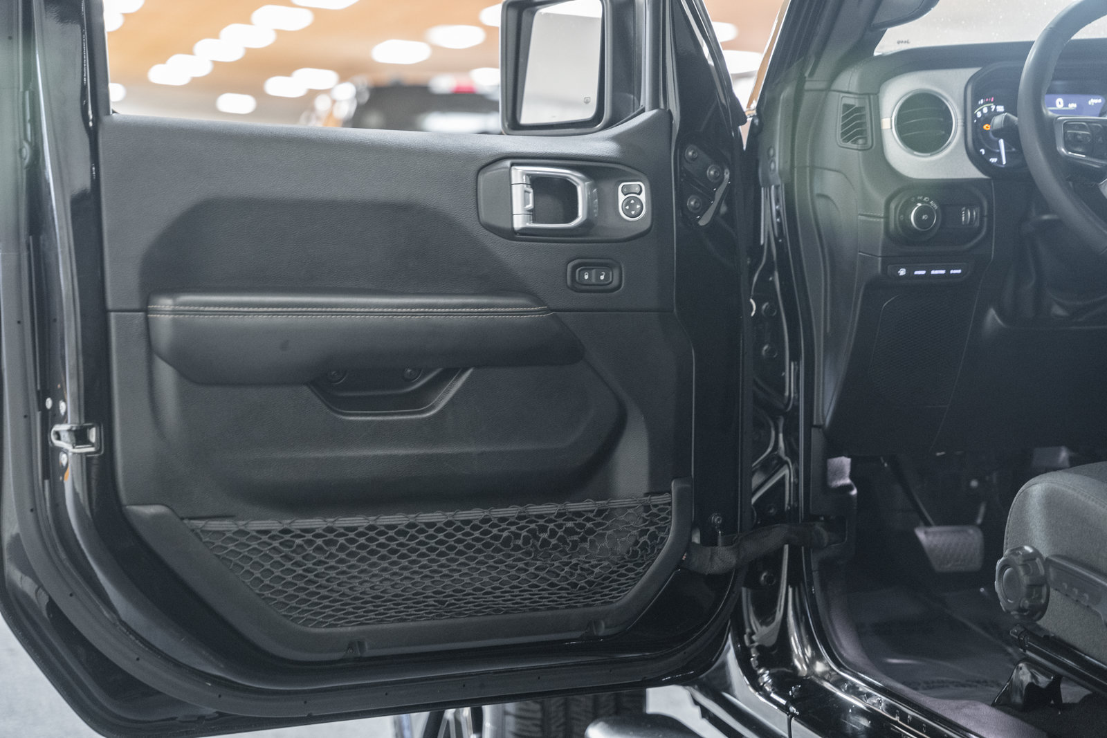 Used 2024 Jeep Wrangler Unlimited Sahara AWD/4WD image 44