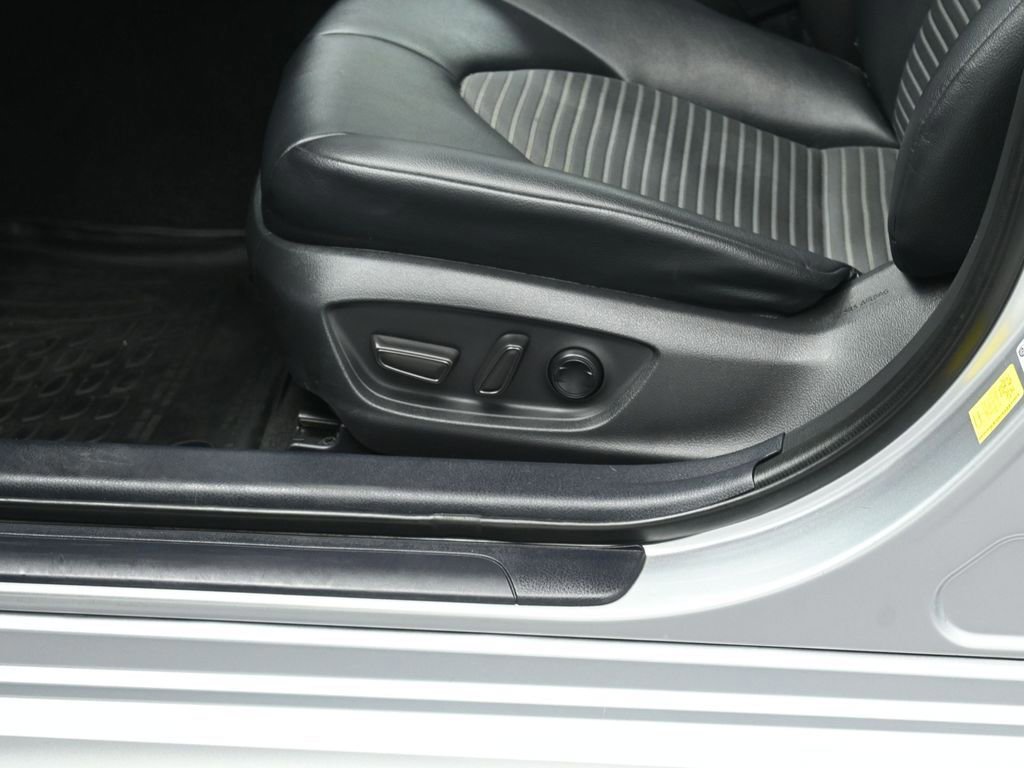 Used 2020 Toyota Camry SE image 35