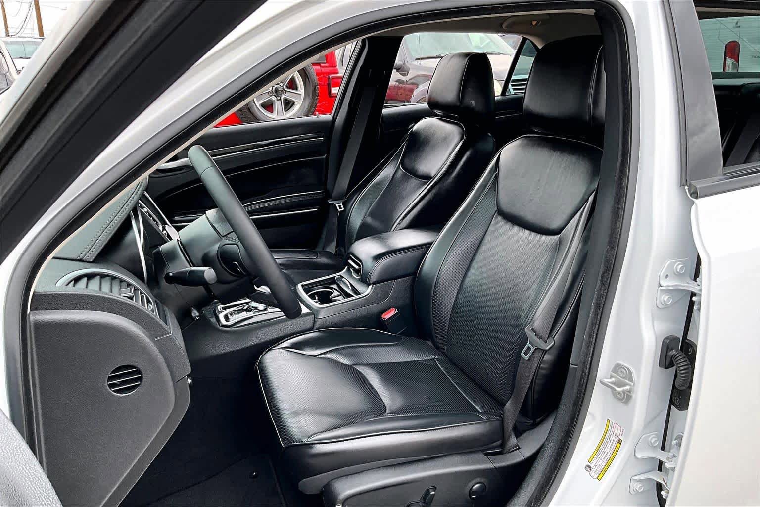 Used 2023 Chrysler 300 Touring L w/ Comfort Group RWD image 8