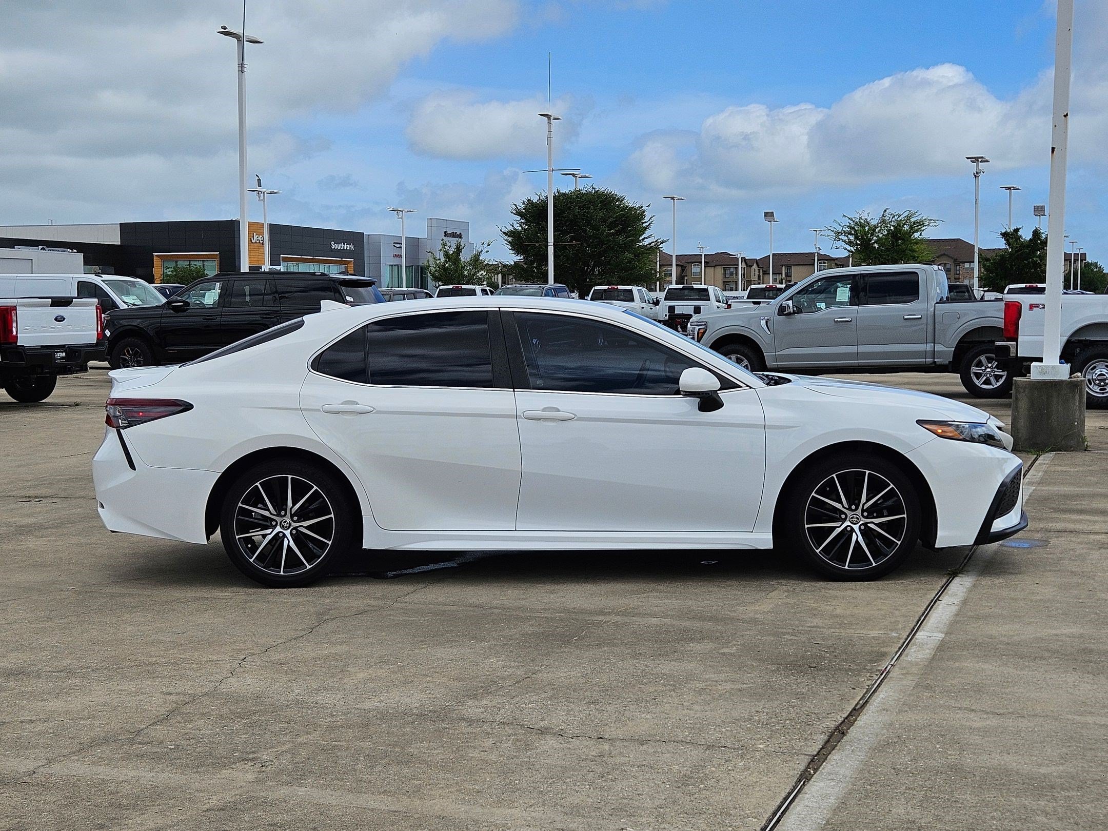 Used 2022 Toyota Camry SE FWD image 2