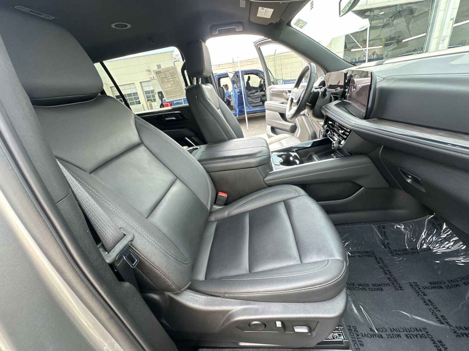 Used 2025 Chevrolet Suburban Z71 AWD/4WD image 35