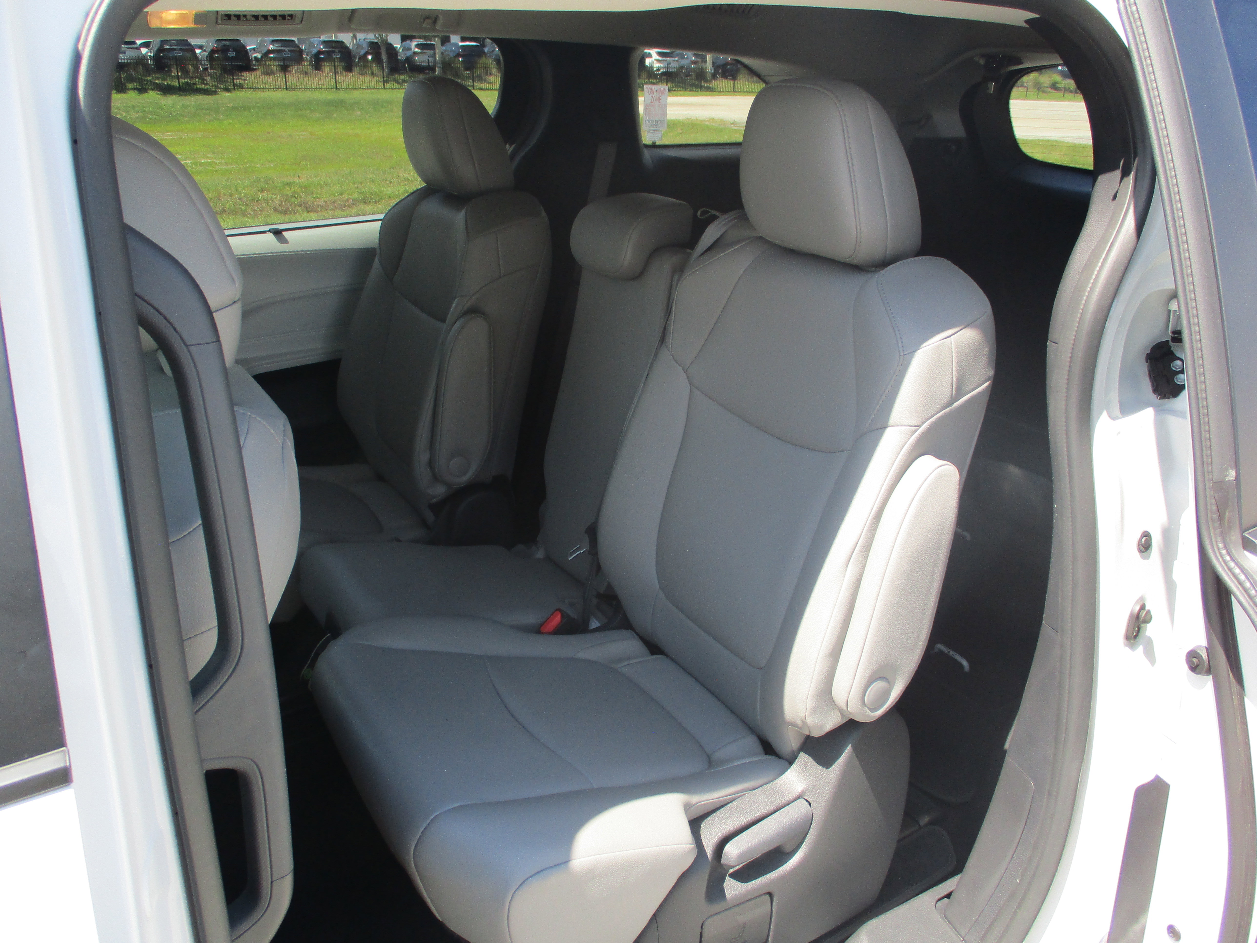 Used 2025 Toyota Sienna XLE FWD image 11