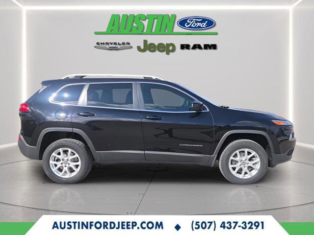 Used 2017 Jeep Cherokee Latitude image 3