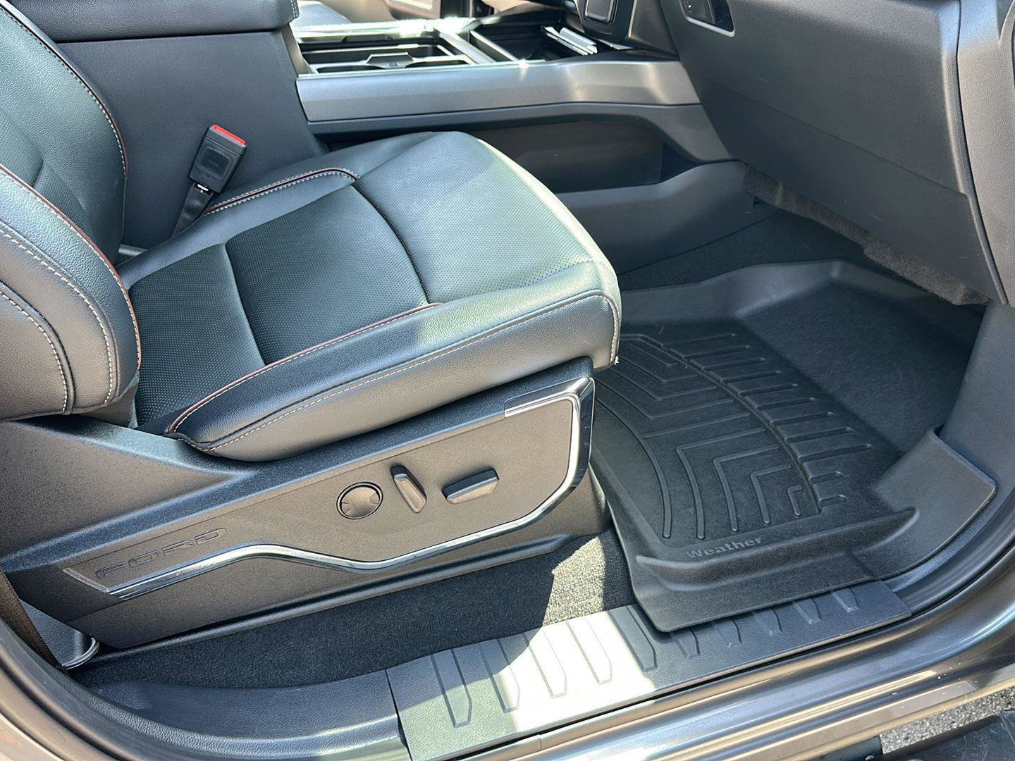 Certified 2023 Ford F250 Lariat w/ Lariat Ultimate Package AWD/4WD image 32