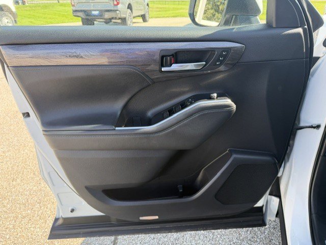 Used 2022 Toyota Highlander Limited AWD/4WD image 11