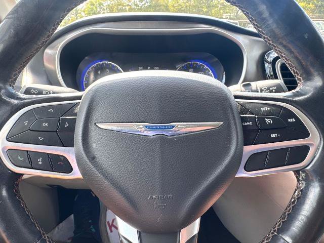 Used 2020 Chrysler Pacifica Touring-L FWD image 23