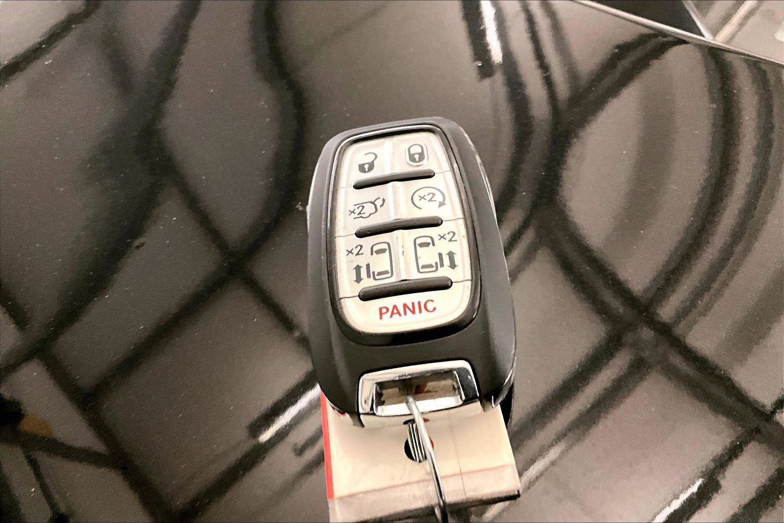 Used 2023 Chrysler Pacifica Touring-L image 11