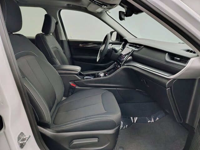 Used 2023 Jeep Grand Cherokee Laredo AWD/4WD image 22