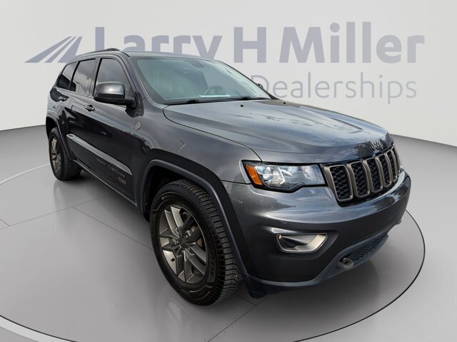 Used 2017 Jeep Grand Cherokee Laredo AWD/4WD image 7