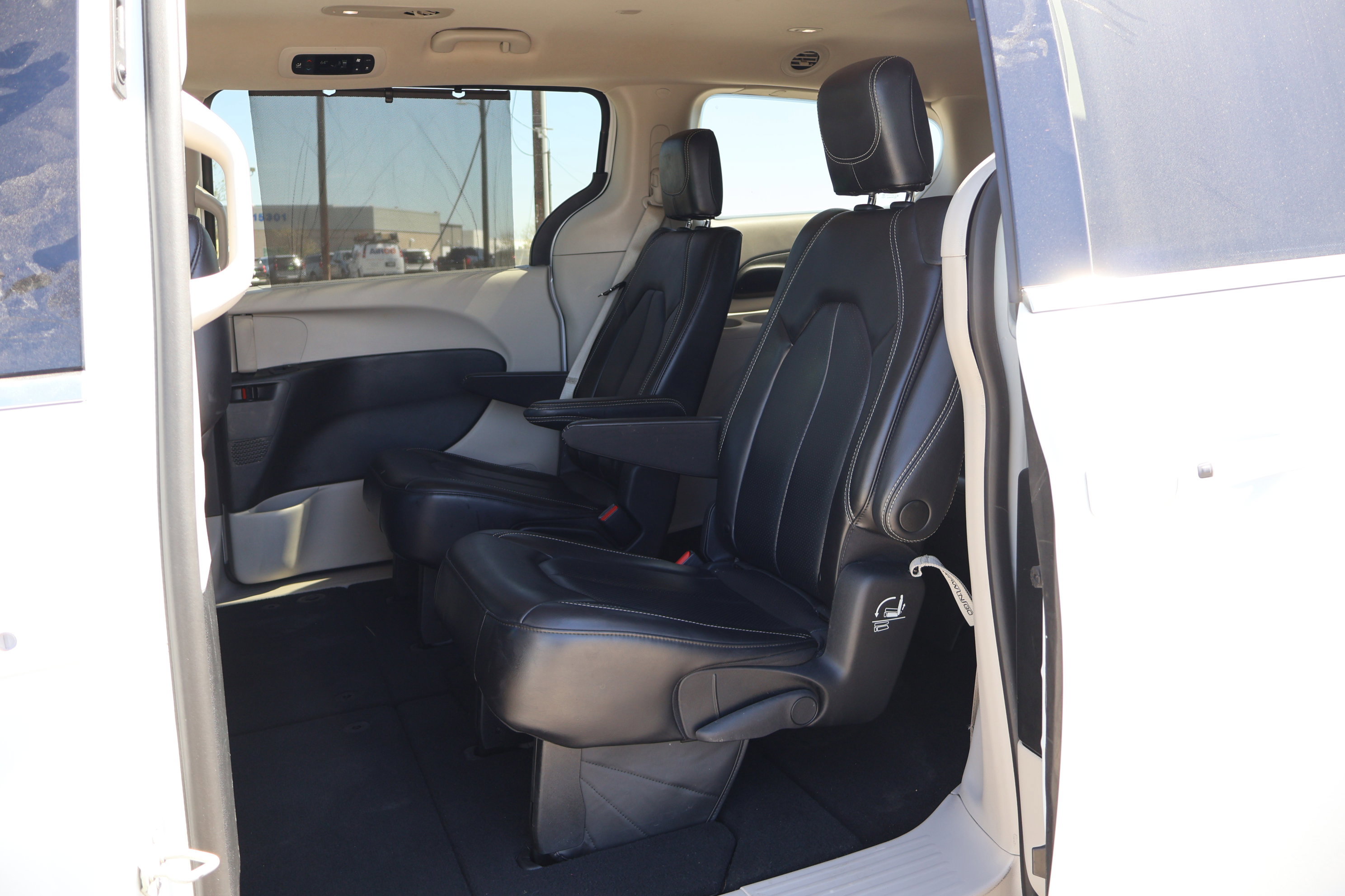 Used 2023 Chrysler Pacifica Touring-L image 27