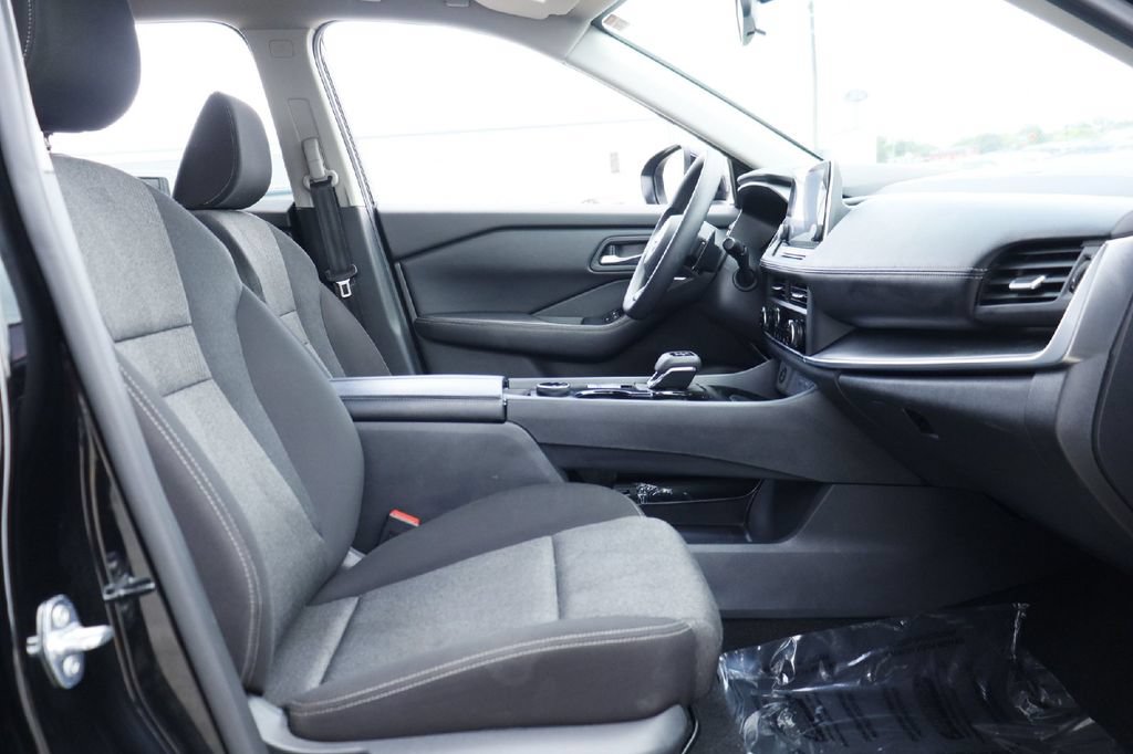 Used 2024 Nissan Rogue SV AWD/4WD image 16