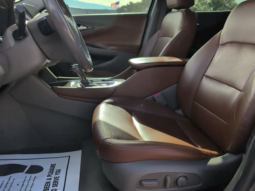 Used 2018 Chevrolet Malibu LT w/ Leather Package image 8