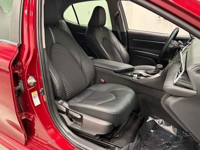 Used 2018 Toyota Camry SE w/ Moonroof Package image 33